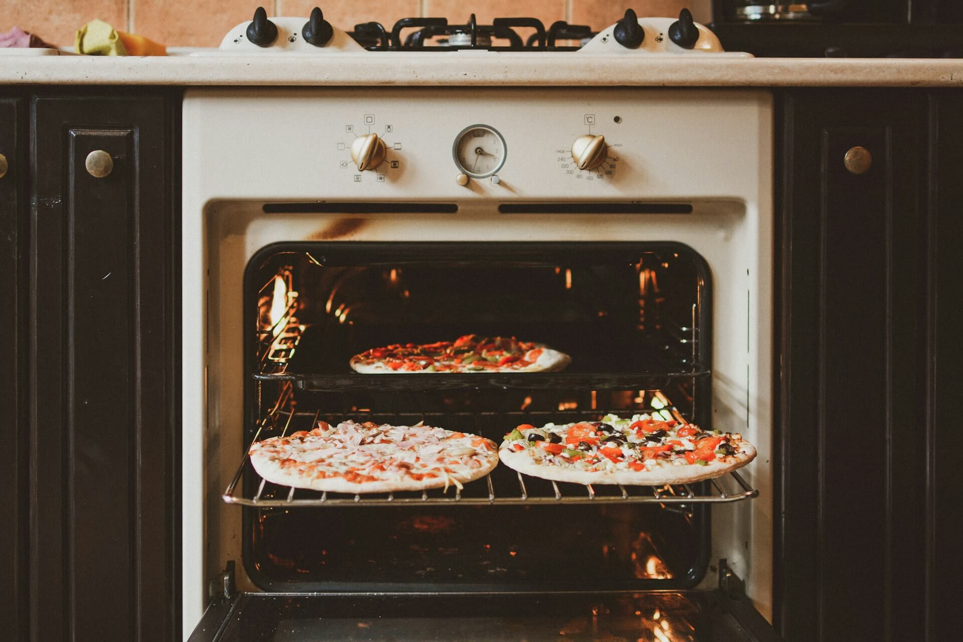 Na jakim trybie piec pizzę w piekarniku? Sekrety idealnego wypieku