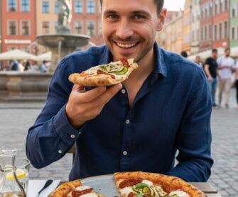 Mężczyzna je pizzę na cieście orkiszowym.