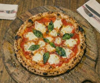 Włoska pizza zrobiona według przepisu na pizzę neapolitańską.