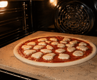 Kamień do pieczenia pizzy w piekarniku.