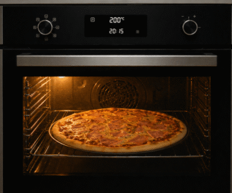 Pizza piecze się w 200 stopniach w piekarniku.